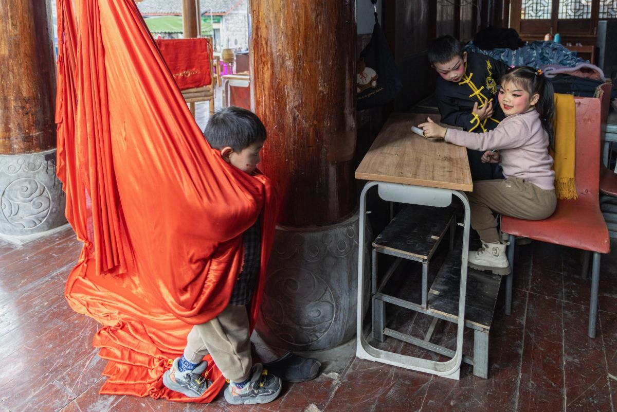 15、20260203第10期4版：孩子们的舞台（四川宜宾）（何文京 摄）.jpg