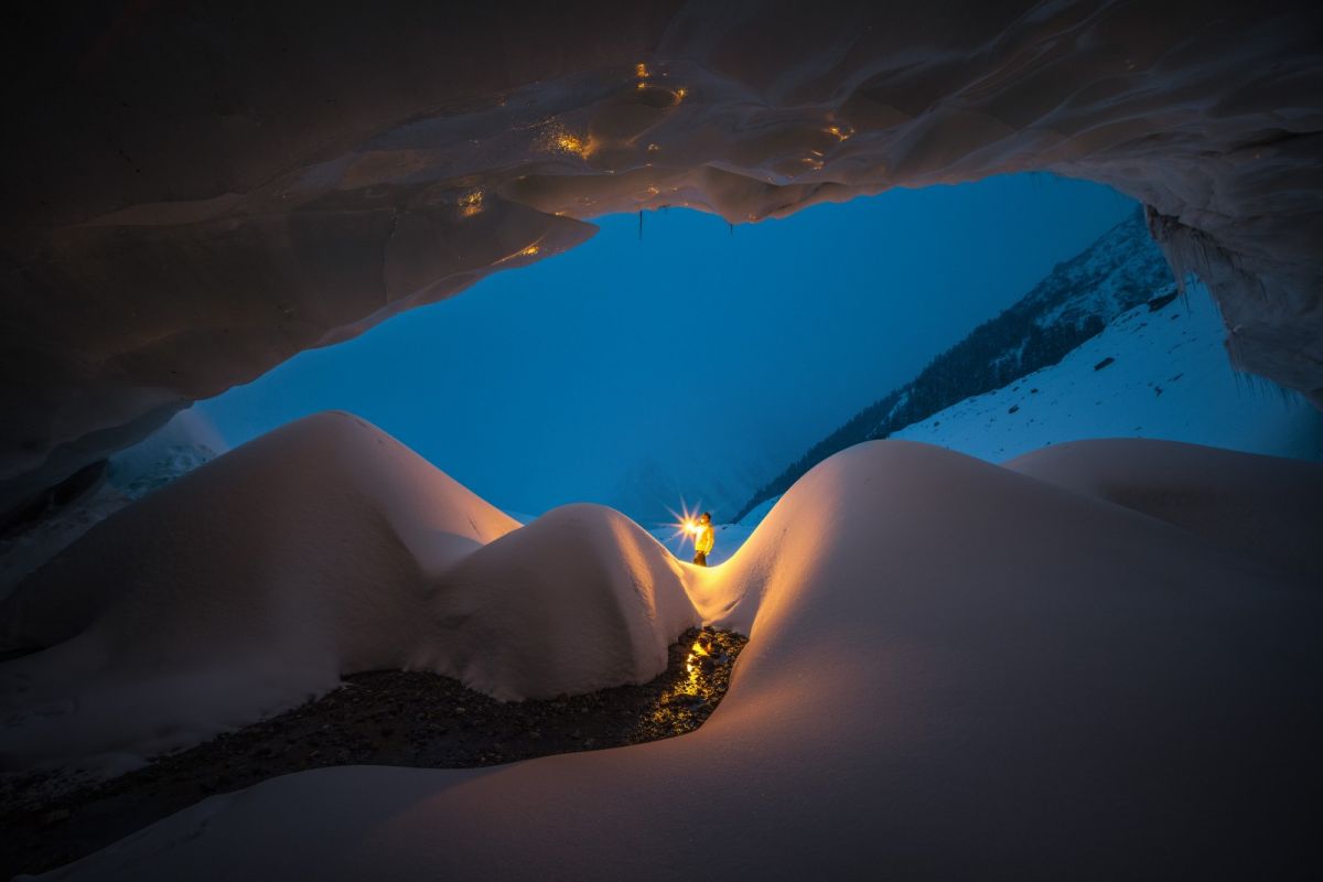 23、20260213第13期12版：冰雪洞口的一束光（孙晓灵 摄）.jpg