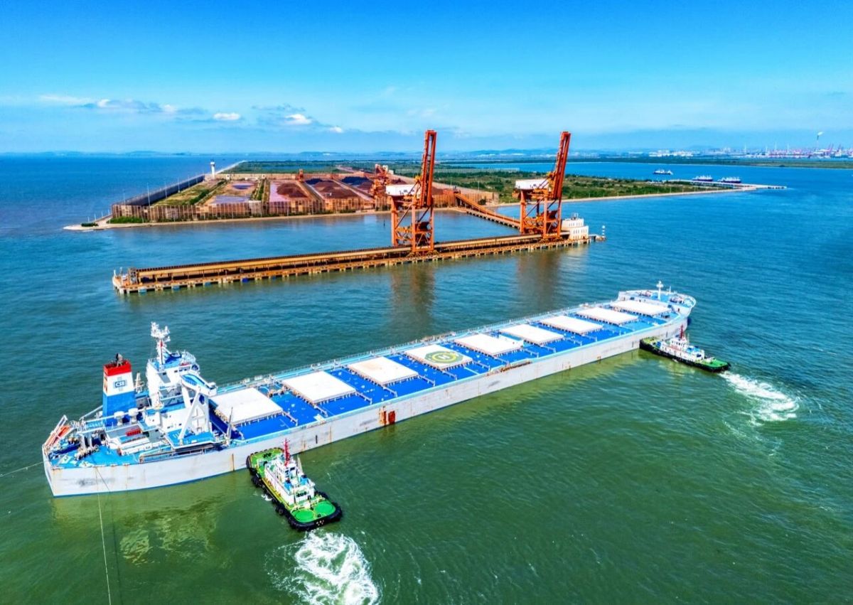 刘海东 《二十万吨巨轮驶入丹东港》.jpg