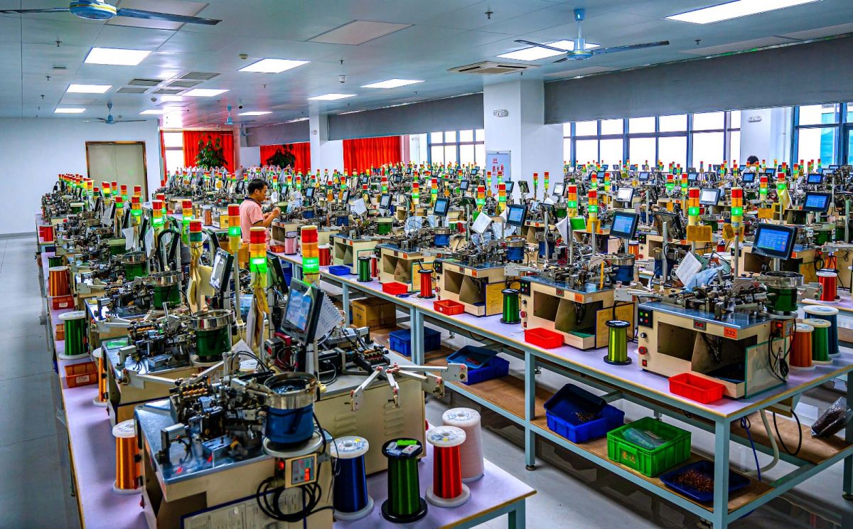 40、20260327第24期4版：一个人的智能生产线（广东东莞）（何浩 摄）.jpg