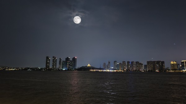 十五的月亮十六圆