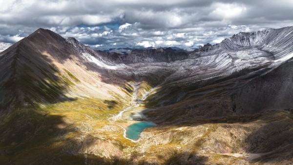新疆巴音布鲁克电力天路。