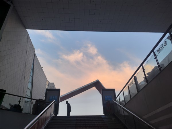 《梯顶暮色的邂逅》