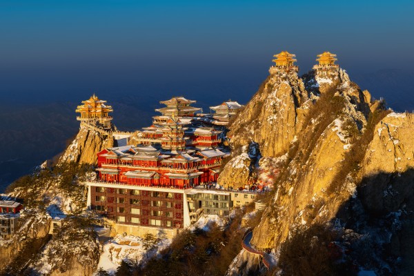 《夕照老君山》