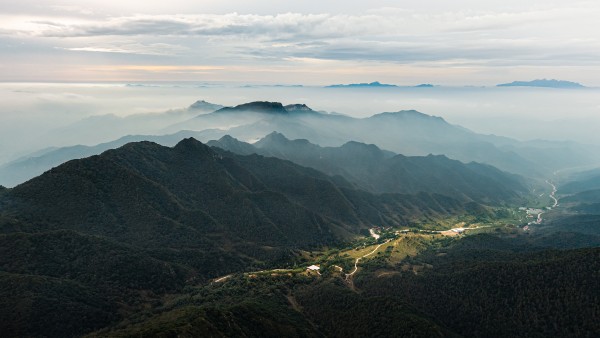 《层峦云海间，山河尽悠然》