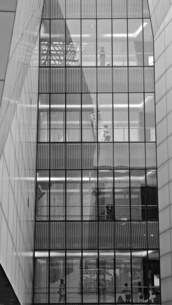 穿越四层商场通道的影像诗篇