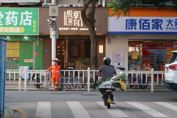 清洁工大爷与卖花大妈的相遇