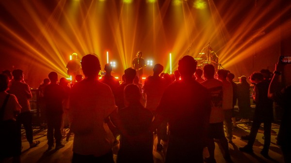 小女孩与爸妈一起听音乐