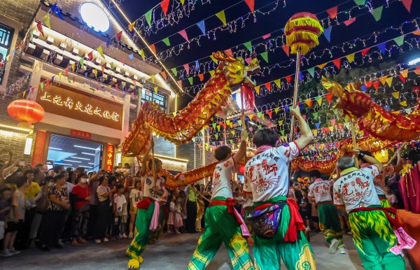 乡村中秋夜，龙舞欢歌庆