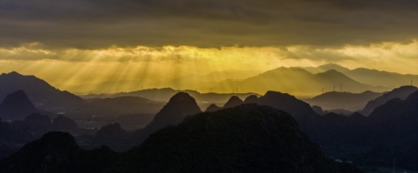 山区晨光绘新颜