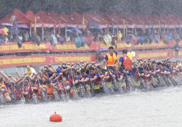 勇进龙舟破雨行