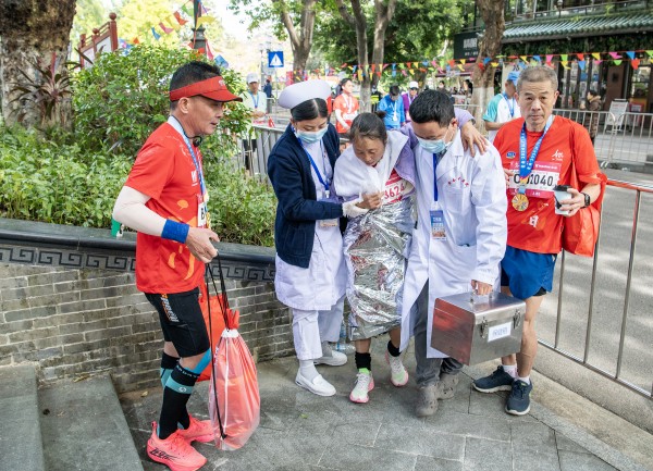 《“医”路护跑》