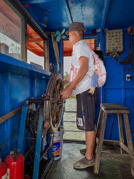 《背小孩的船手》