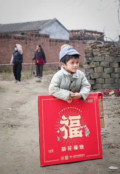 《捡炮仗盒的女孩》
