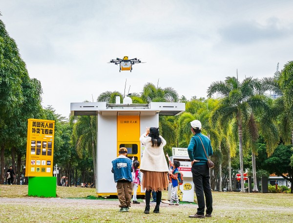 《飞着来的“外卖”》