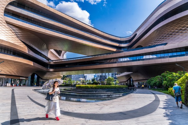 无极广场的姑娘