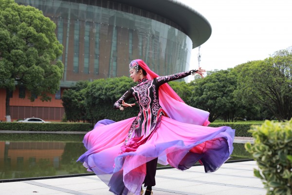 新疆舞步靓江南