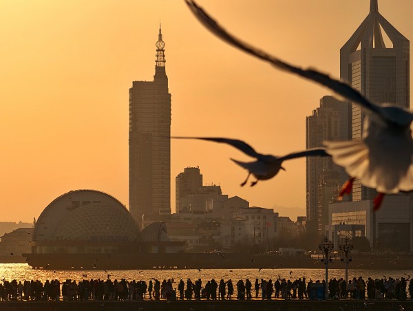 夕阳映得游人醉