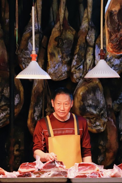 火腿摊前的坚守