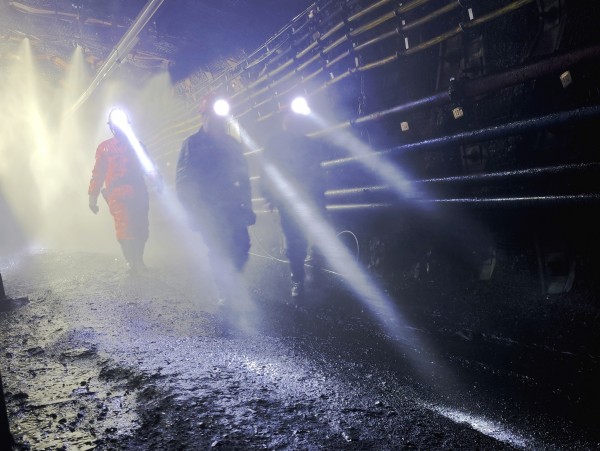 《矿灯穿雾向煤海》