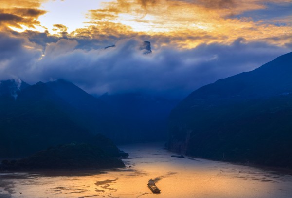 朝辞白帝彩云间