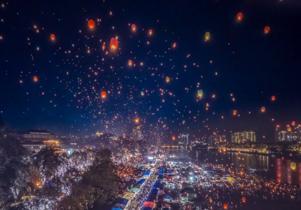 泼水节，万人放飞孔明灯