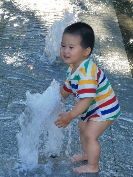 作品《童趣》摄影：陆辉。