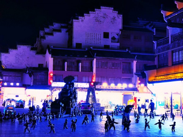 《屋前子孙满堂》摄影：陆辉。