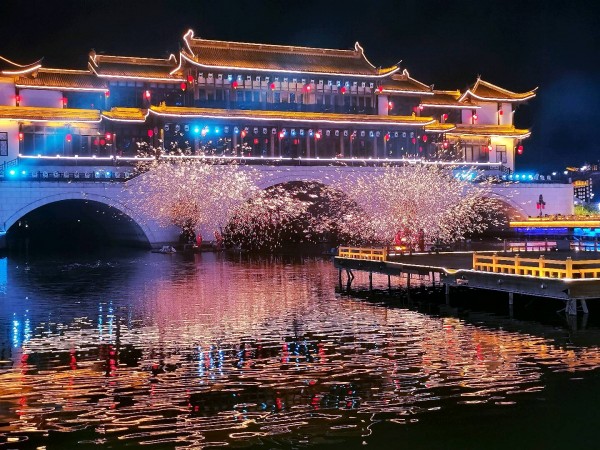 作品《铁花飞舞》摄影：陆辉。