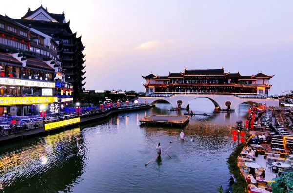 《仙女俩水中秀》摄影：陆辉。