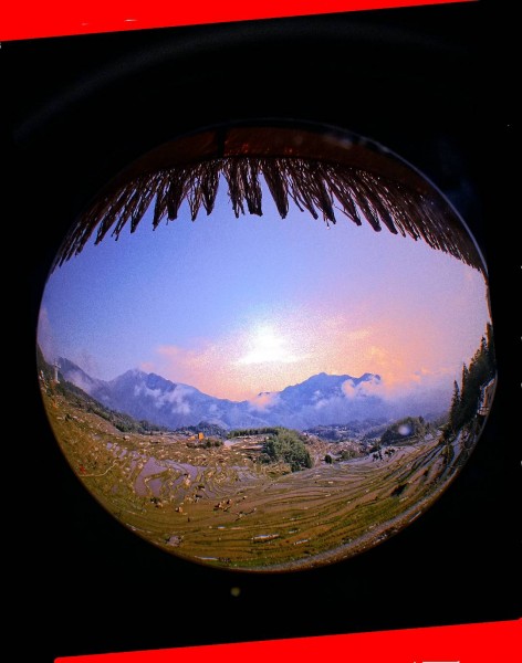 作品《放眼看元阳》摄影：陆辉。