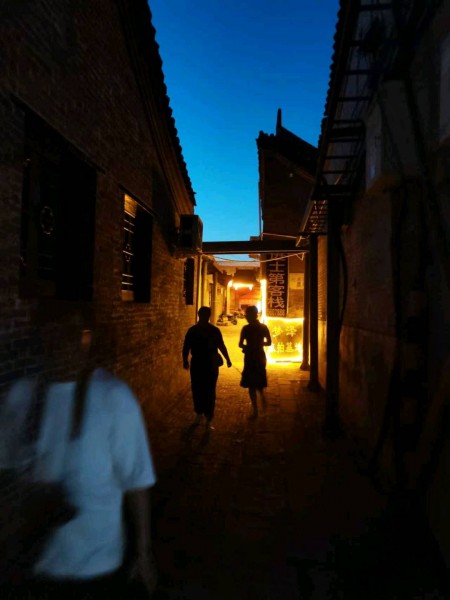 作品《小巷掠影》摄影：陆辉。