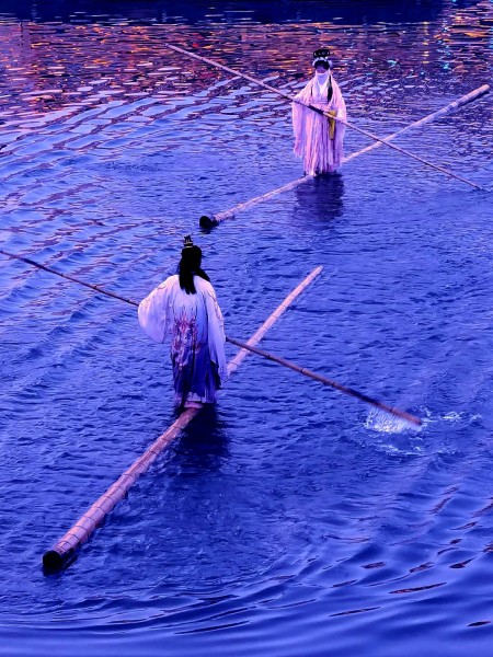 作品《水上女侠客》摄影：陆辉。