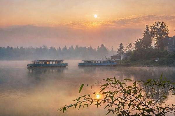 暮湖轻舟映霞天