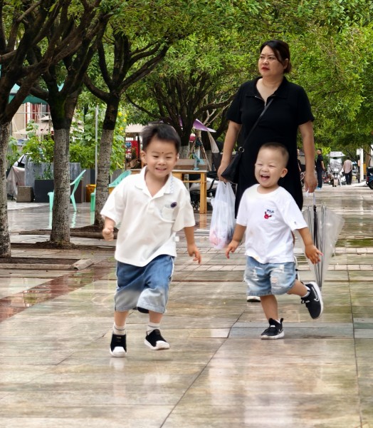 林荫下的童真奔跑