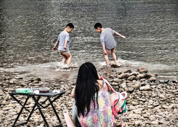 岸边守望-水中嬉戏