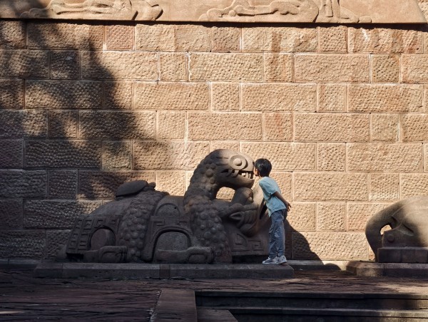 石兽与稚童的千年对话