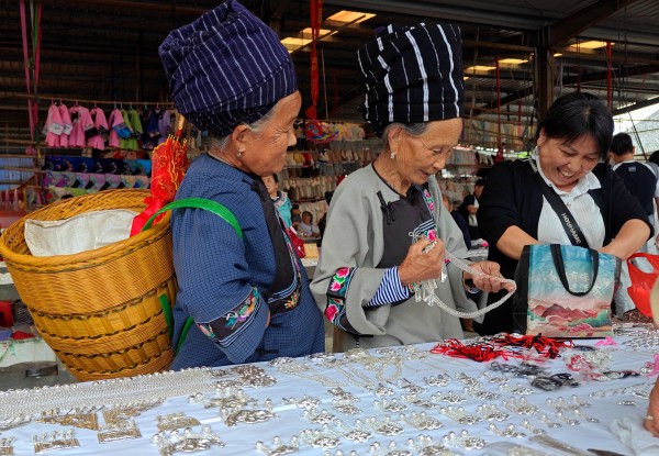 凤凰集市里的银饰时光