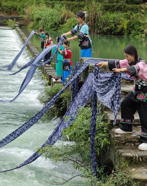 《苗家姑娘浣洗忙》