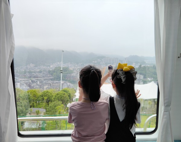 用智能手表拍照的女孩